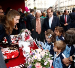 La Infanta Doña Elena conversa con unos niños que acudieron a colaborar con Cruz Roja